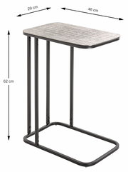 Moderner Beistelltisch mit rechteckiger Tischplatte und schwarzem Metallgestell, seitliche Perspektive.