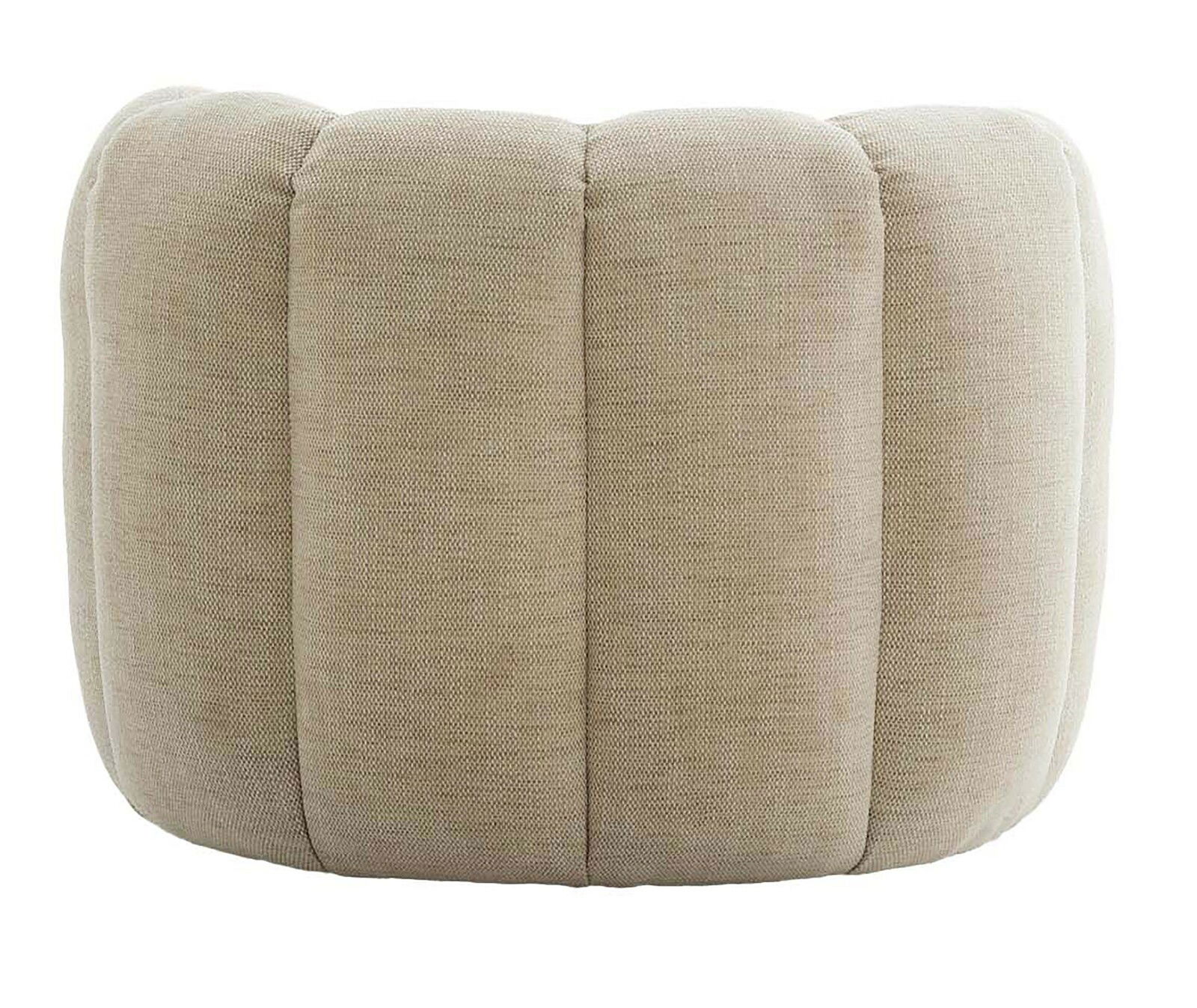 Rückansicht eines beigen Sessels mit gepolsterten, vertikalen Nähten.