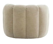 Rückansicht eines beigen Sessels mit gepolsterten, vertikalen Nähten.