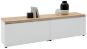 Modernes Lowboard/TV-Board mit zwei weißen Fronten und heller Holzplatte, dekoriert mit Büchern und Vase, in schräger Frontansicht (leicht von oben) freigestellt auf weißem Hintergrund.