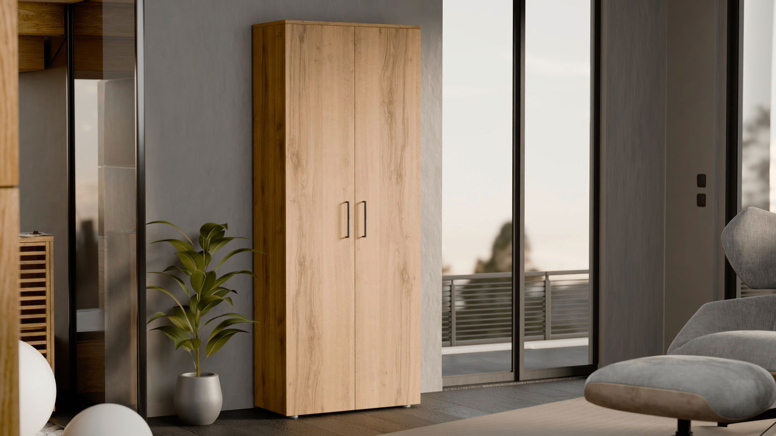 Moderner, hoher Schuhschrank aus Holz mit zwei Türen, seitliche Perspektive, in einem stilvollen Raum mit großen Fenstern und einem Sessel.