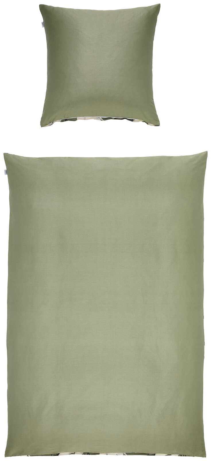 Olivgrüner Kissenbezug und passender Bettbezug aus glattem Stoff, frontal von oben (Draufsicht) freigestellt auf weißem Hintergrund