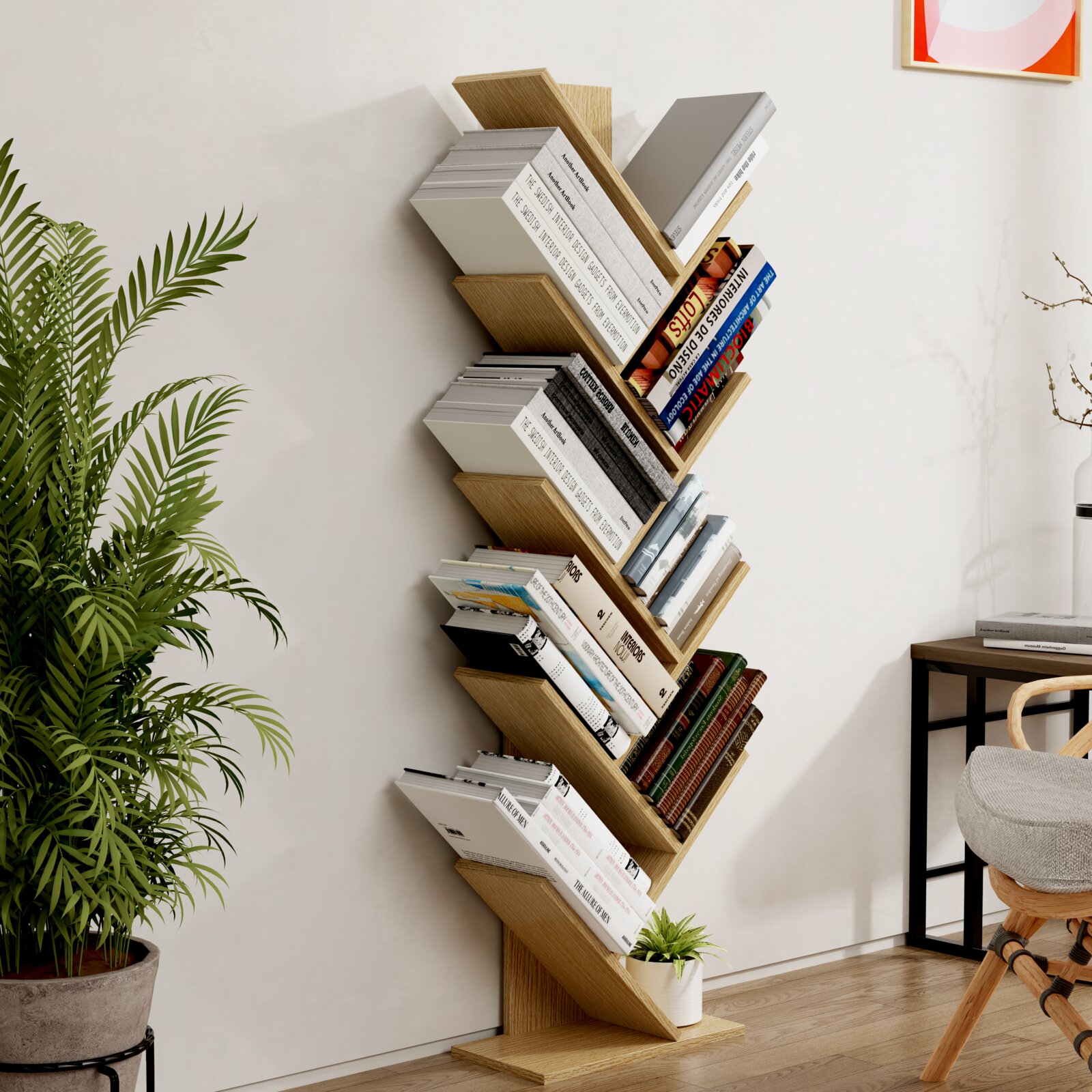 Schmales, modernes Bücherregal aus hellem Holz im Zickzack-Design, mit Büchern bestückt, freistehend vor einer weißen Wand im Wohnzimmer; Perspektive: leicht schräg von vorne.