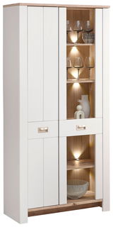 Moderne Vitrine in Weiß mit Holzdetails, Glastüren und integrierter Beleuchtung, frontal betrachtet.