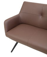 Nahaufnahme einer braunen Bank mit Armlehne und schrägen schwarzen Beinen, seitliche Perspektive