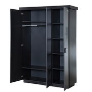 Schwarzer dreitüriger Kleiderschrank mit geöffneter Tür, zeigt Innenraum mit Kleiderstange und Regalböden, Perspektive von vorne.