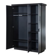 Schwarzer dreitüriger Kleiderschrank mit geöffneter Tür, zeigt Innenraum mit Kleiderstange und Regalböden, Perspektive von vorne.