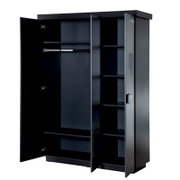 Schwarzer dreitüriger Kleiderschrank mit geöffneter Tür, zeigt Innenraum mit Kleiderstange und Regalböden, Perspektive von vorne.