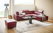 Rote Eckgarnitur LENO 2.0 von Zurbrüggen in einem modernen Wohnzimmer, seitliche Perspektive.