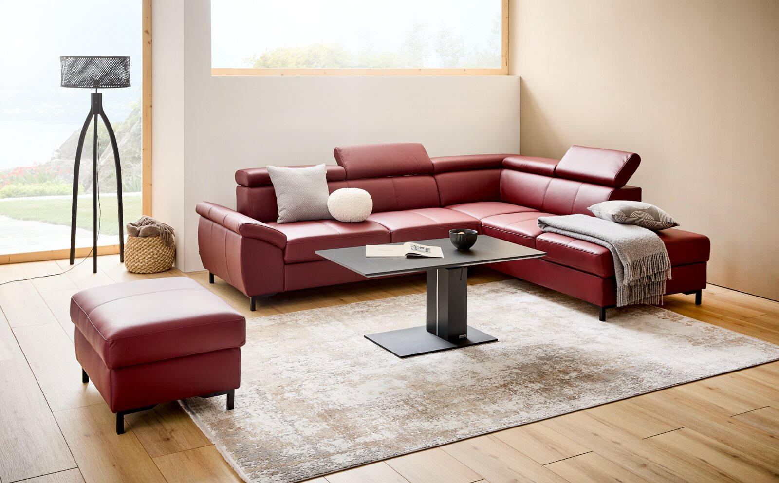 Rote Eckgarnitur LENO 2.0 von Zurbrüggen in einem modernen Wohnzimmer, seitliche Perspektive.