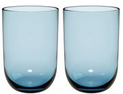 Zwei blaue Longdrinkbecher aus Glas, frontal fotografiert, mit glatter Oberfläche und leichtem Farbverlauf.