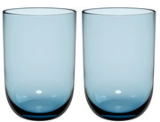Zwei blaue Longdrinkbecher aus Glas, frontal fotografiert, mit glatter Oberfläche und leichtem Farbverlauf.