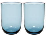 Zwei blaue Longdrinkbecher aus Glas, frontal fotografiert, mit glatter Oberfläche und leichtem Farbverlauf.