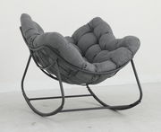 Grauer Schaukelsessel mit gepolstertem Sitz und Metallrahmen, seitliche Perspektive