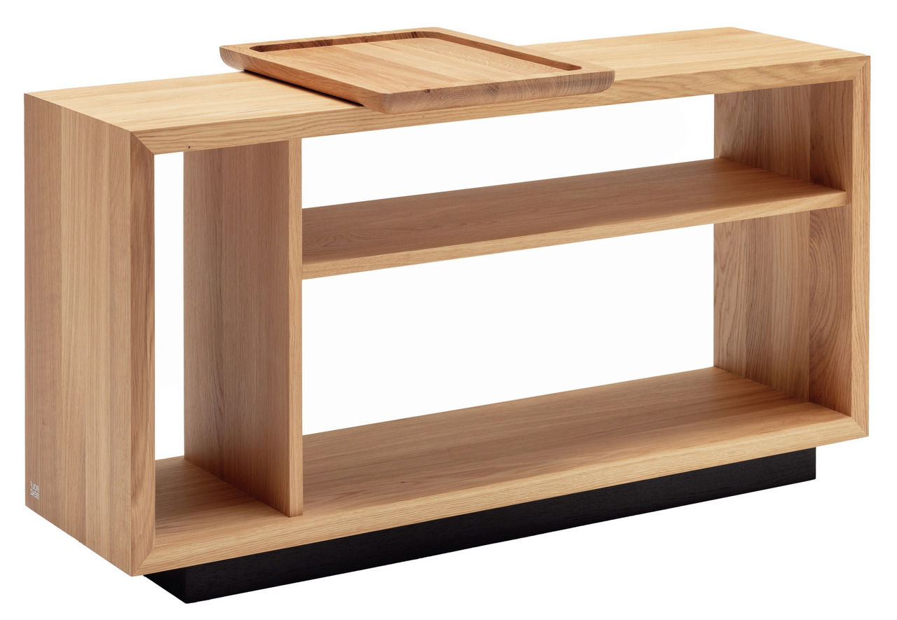 Holzregal mit Tablett, seitliche Perspektive