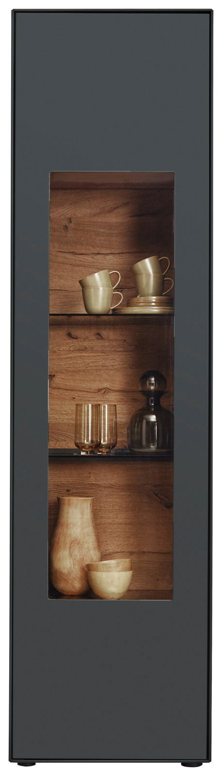 Vitrine mit dunklem Rahmen und Holzhintergrund, gefüllt mit dekorativen Tassen und Gläsern, frontal betrachtet.