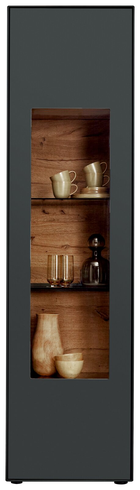 Vitrine met donker frame en houten achtergrond, gevuld met decoratieve kopjes en glazen, gezien vanaf de voorkant.
