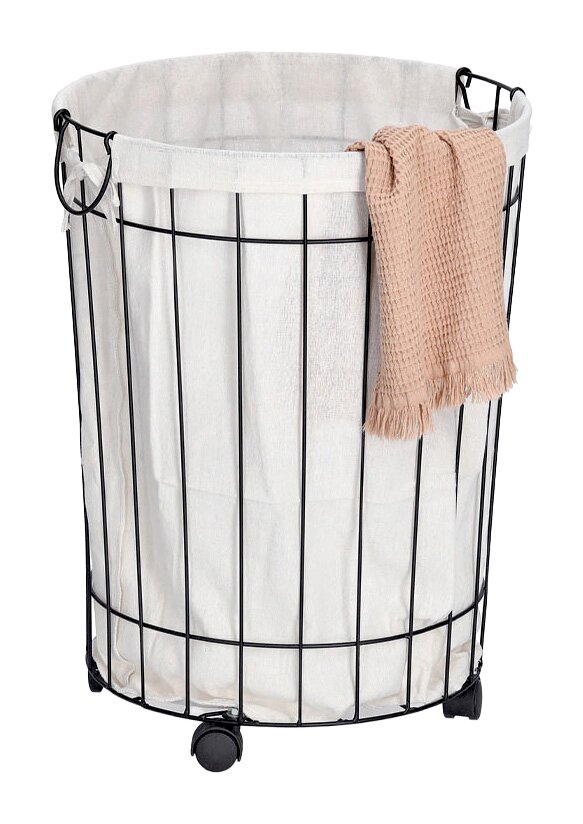 Wäschesammler mit Rollen aus schwarzem Metallgestell und weißem Stoffeinsatz, mit einem beigen Handtuch an der Seite, aus frontaler Perspektive.