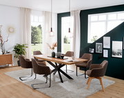 Moderner Esstisch mit Holzplatte und schwarzem Metallgestell, umgeben von sechs gepolsterten Stühlen in einem stilvoll eingerichteten Esszimmer mit Blick auf große Fenster.