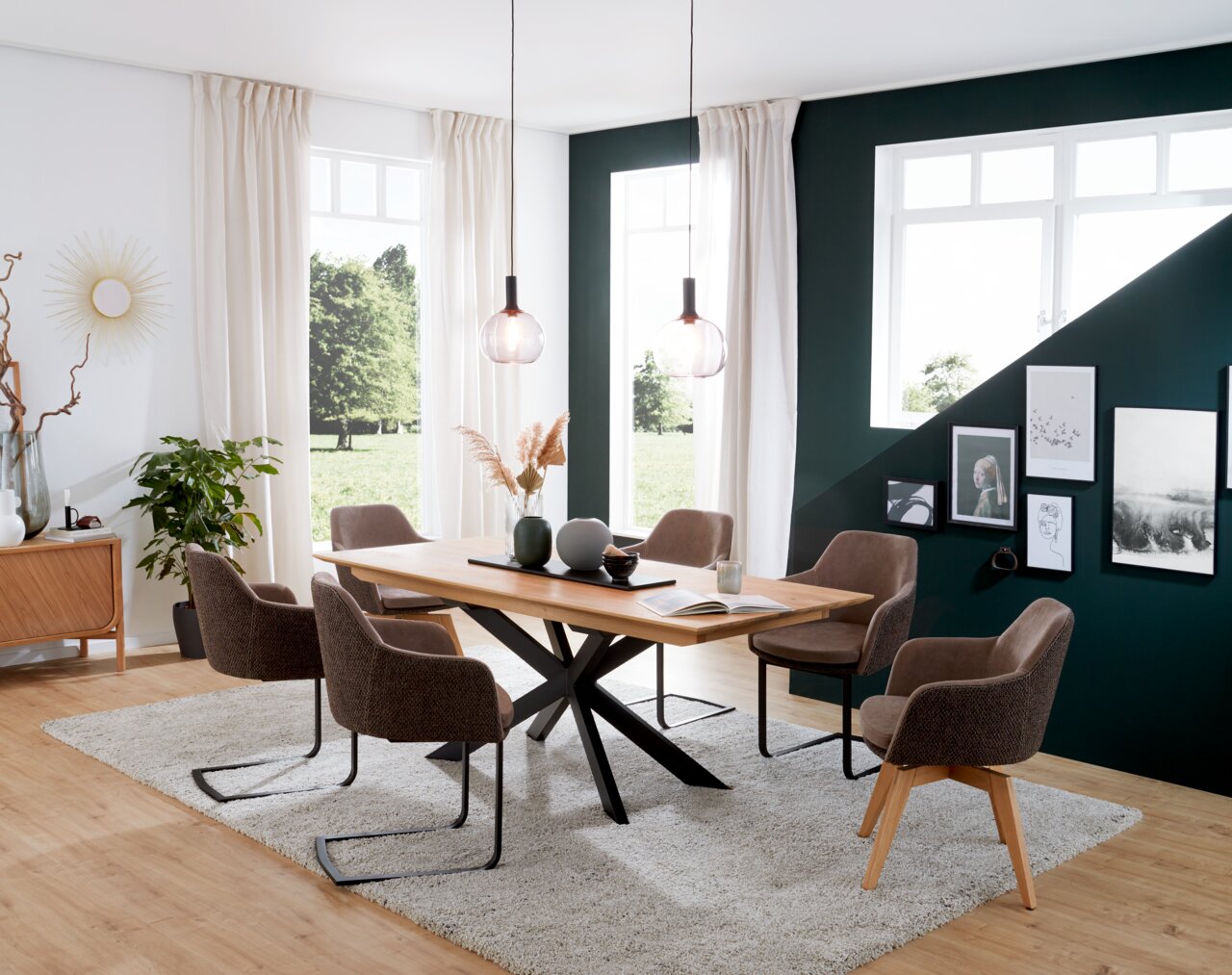 Moderner Esstisch mit Holzplatte und schwarzem Metallgestell, umgeben von sechs gepolsterten Stühlen in einem stilvoll eingerichteten Esszimmer mit Blick auf große Fenster.