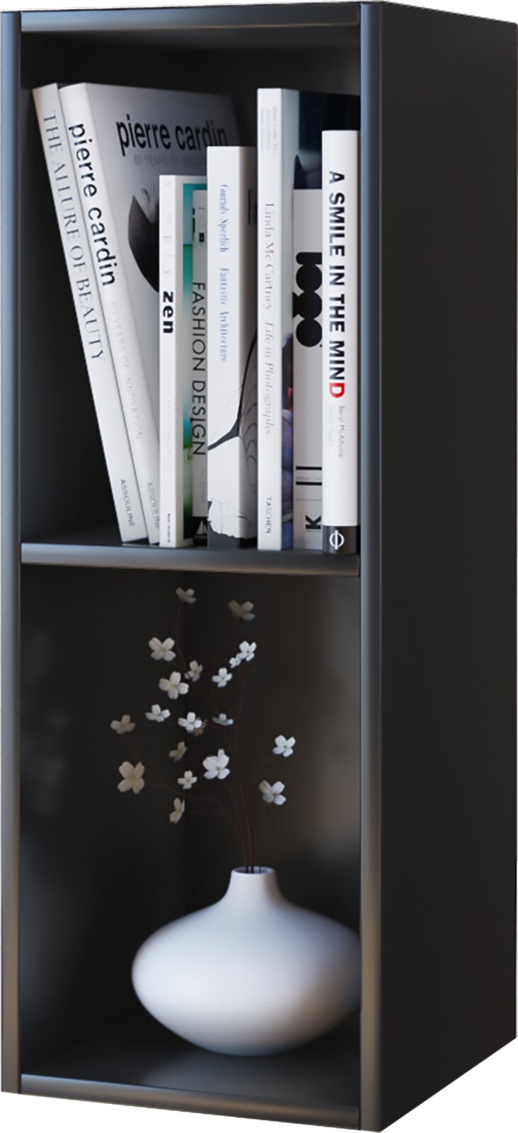 Schwarzes Regal mit zwei Fächern, oben mehrere Bücher aufrecht, unten weiße Vase mit kleinen weißen Blüten Frontansicht mit leicht schräger Perspektive von rechts