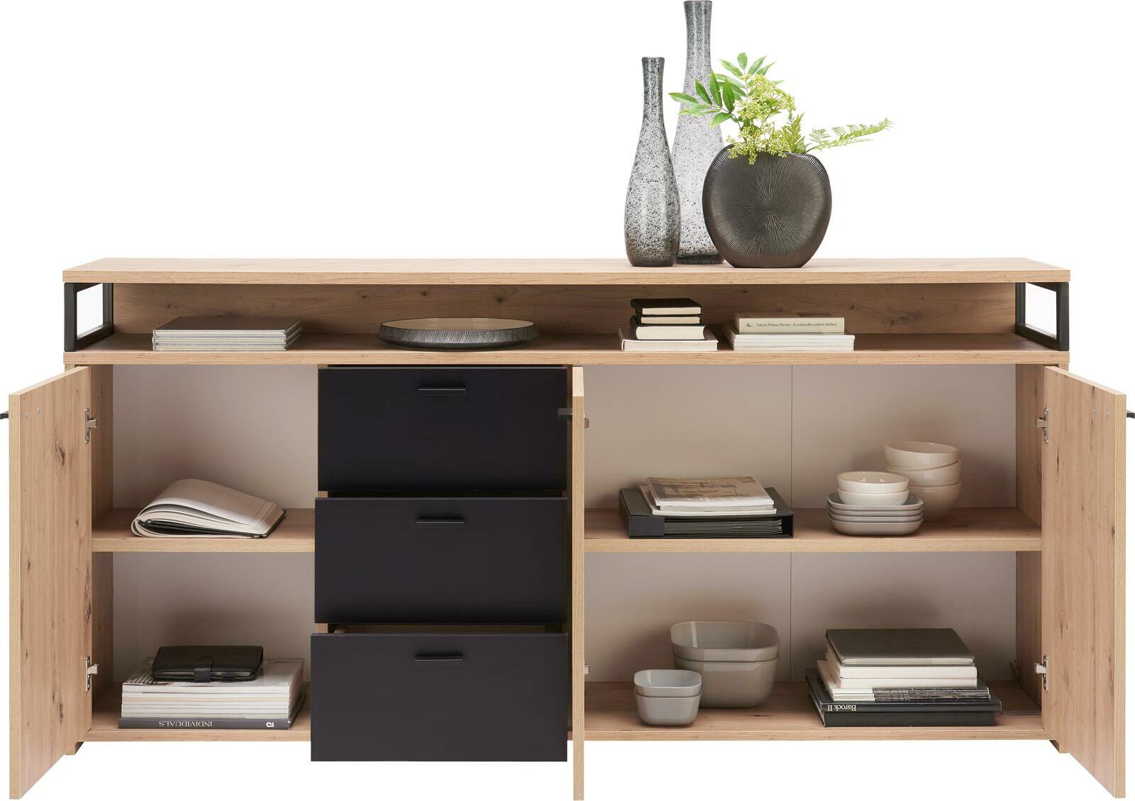 XL-Sideboard aus Holz mit offenen Türen, zeigt Regale mit Büchern, Geschirr und Dekorationen. Frontale Perspektive.