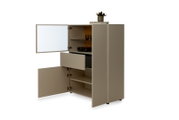 Moderner Hochschrank in Beige mit geöffneten Türen, Spiegelfront, Schublade, Glasboden und geräumigen Ablagefächern, aus schräger Vorderansicht von links gezeigt