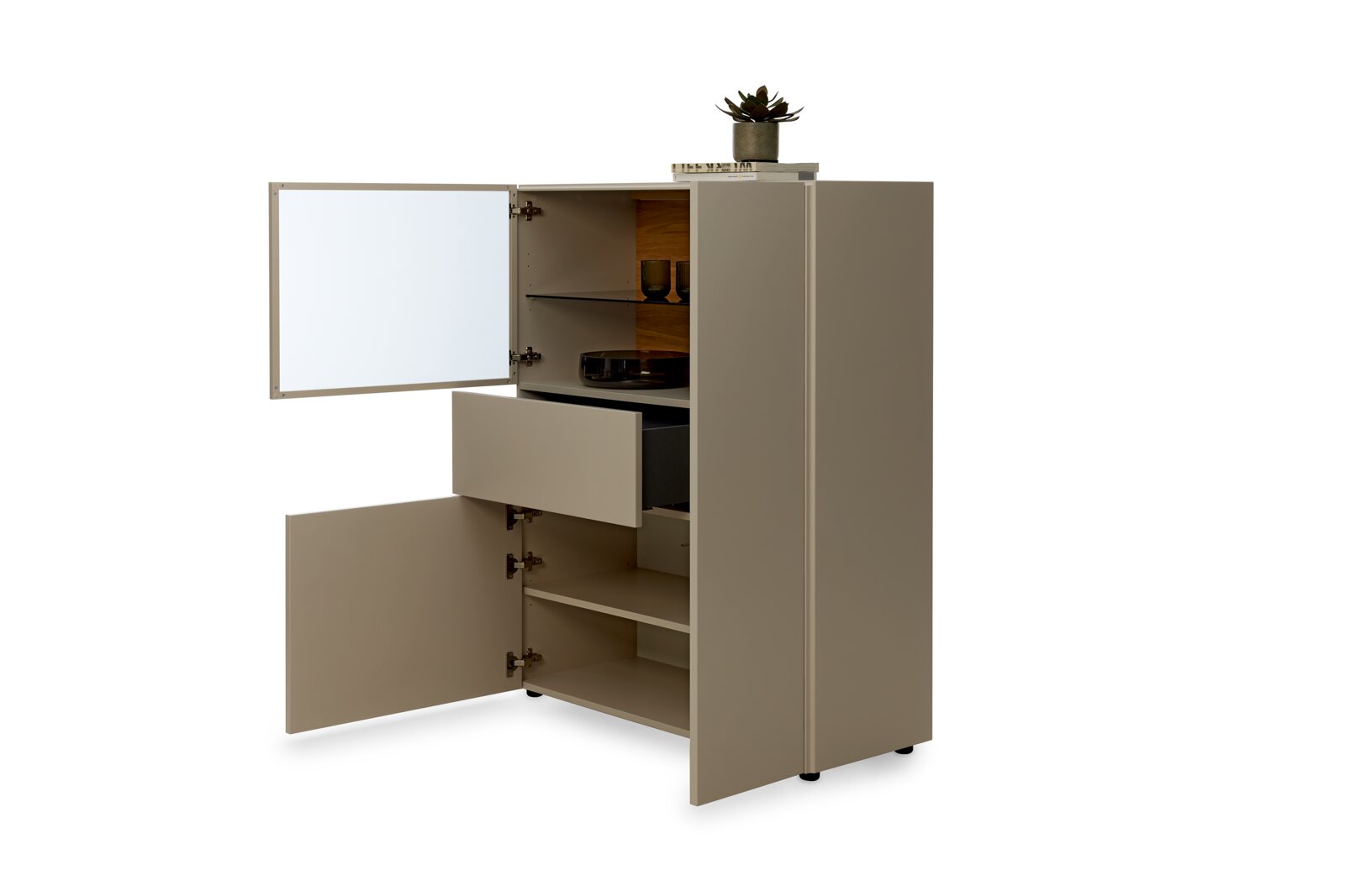 Moderner Hochschrank in Beige mit geöffneten Türen, Spiegelfront, Schublade, Glasboden und geräumigen Ablagefächern, aus schräger Vorderansicht von links gezeigt