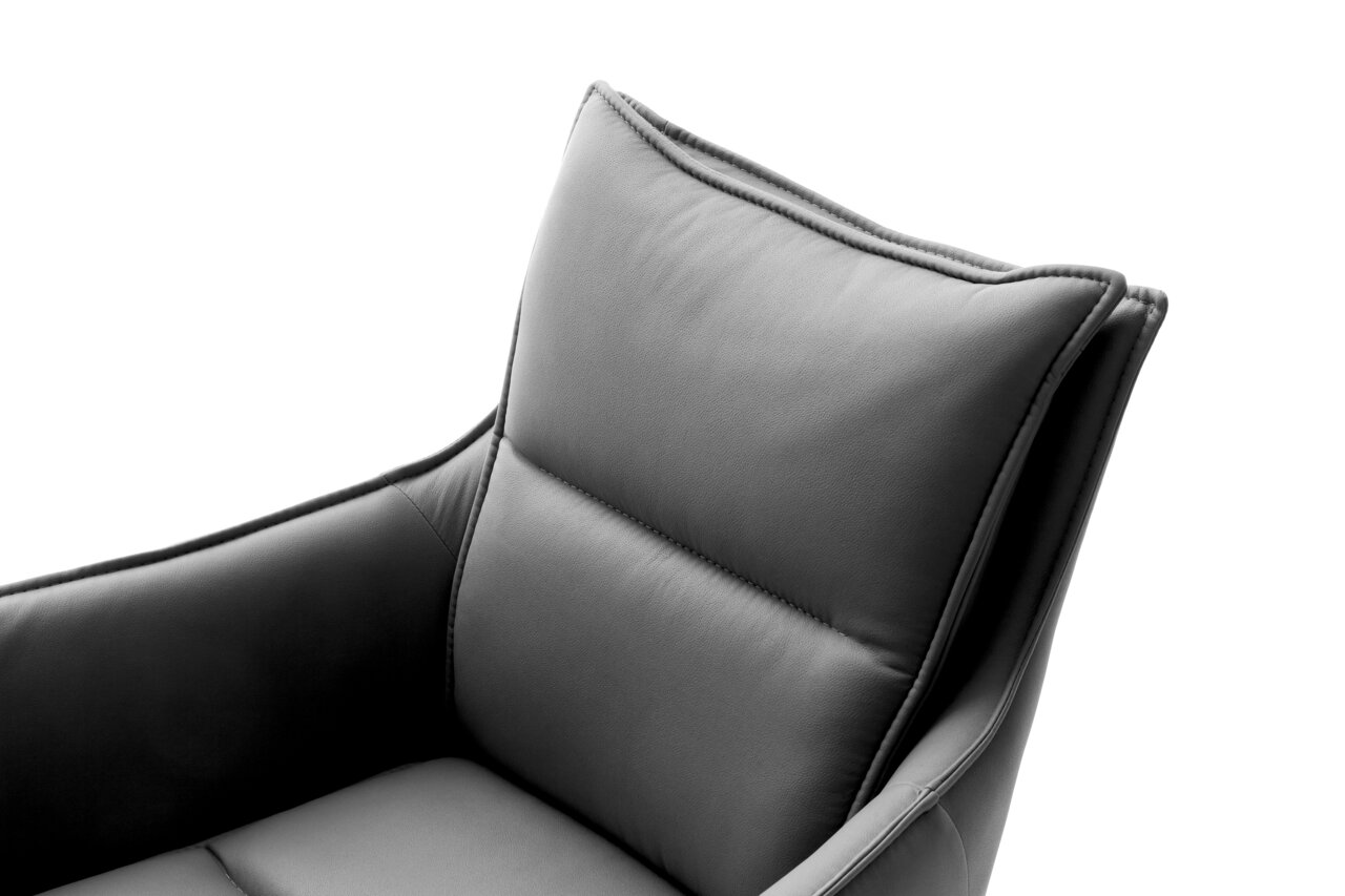 Nahaufnahme eines grauen Sessels mit weicher Polsterung und eleganten Nähten, seitliche Perspektive