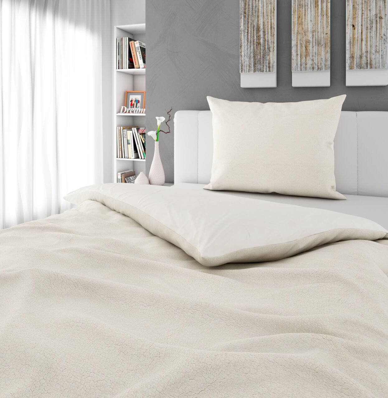 Bettwäsche-Set in Cremefarbe auf einem Bett, mit Kissen und Decke, in einem modernen Schlafzimmer mit Bücherregal und Dekorationen, seitliche Perspektive