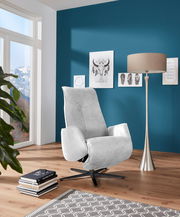 Moderner grauer Fernsehsessel in einem stilvoll eingerichteten Wohnzimmer, seitliche Perspektive.