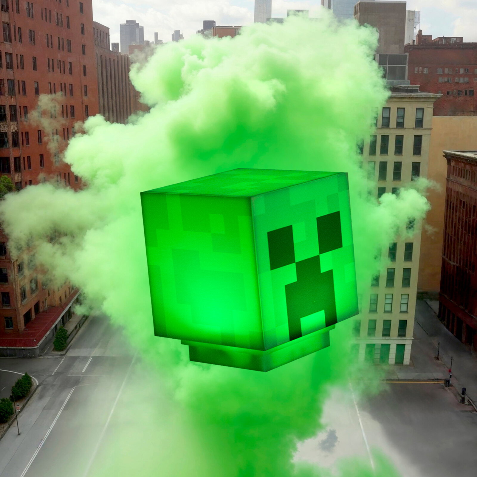 Zurbrüggen LED-Tischleuchte CREEPER MINECRAFT Schwebender grüner, pixeliger Würfel mit Creeper-Gesicht in einer Stadtstraße, umgeben von dichtem grünem Rauch, aus erhöhter Perspektive (Vogelperspektive) aufgenommen