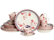 Keramik-Geschirrset mit Tellern, Schalen und Tassen in Weiß mit roten Blumenmotiven und blauem Rand, frontal in leichter Schrägansicht vor weißem Hintergrund