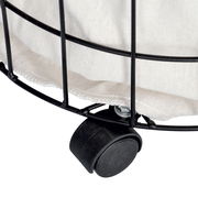 Nahaufnahme eines Wäschesammlers mit Rollen, schwarzes Metallgestell und beiger Stoffeinsatz, Perspektive von unten seitlich
