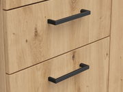 Nahaufnahme einer Kommode aus hellem Holz mit schwarzen Griffen, seitliche Perspektive