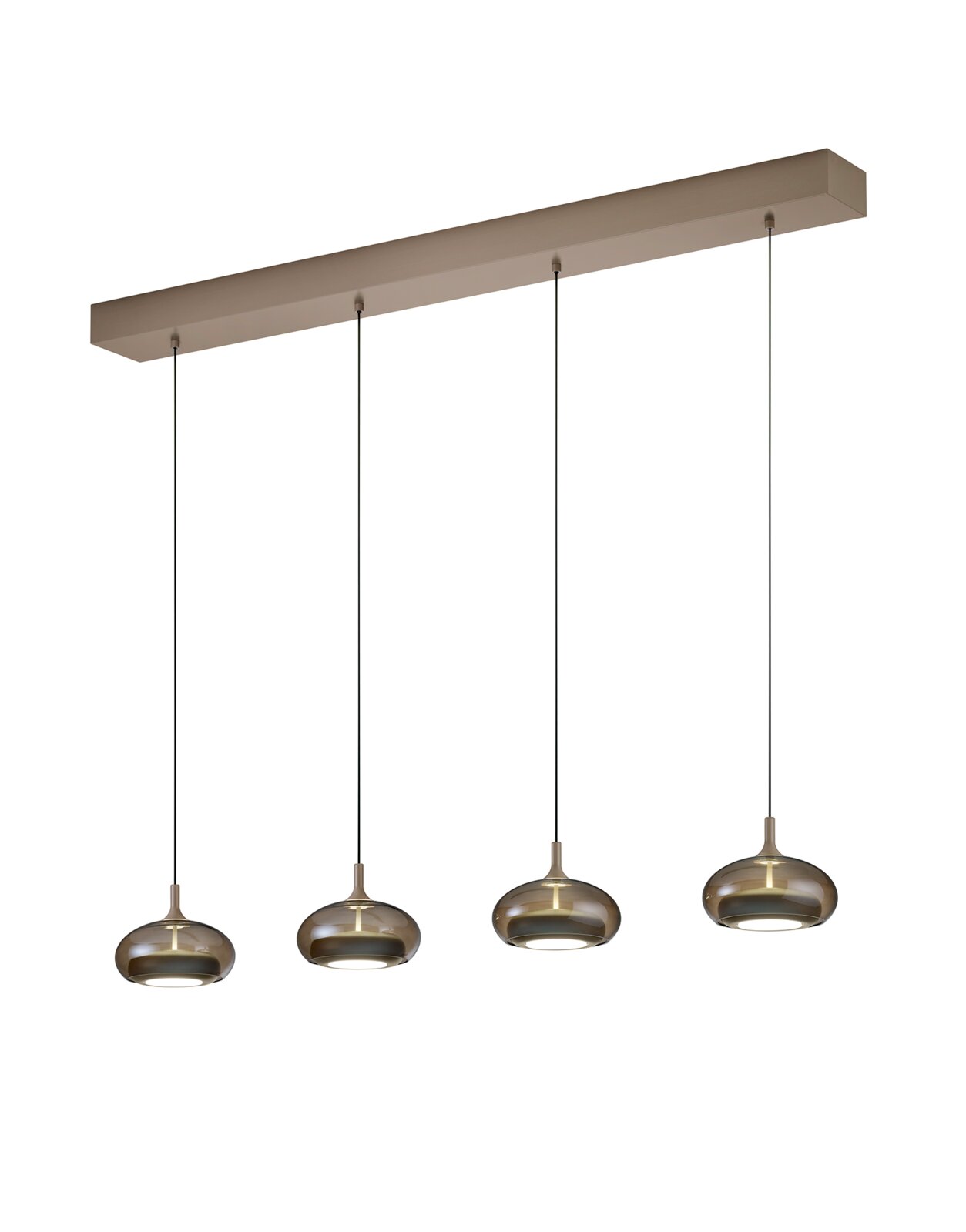 Moderne vierflammige Pendelleuchte mit rauchfarbenen Glasschirmen und länglichem Deckenbaldachin, in schräger Untersicht vor weißem Hintergrund