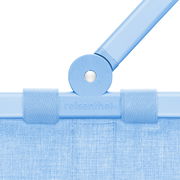 Nahaufnahme des blauen Rahmens eines carrybag mit Textilbespannung, seitliche Perspektive