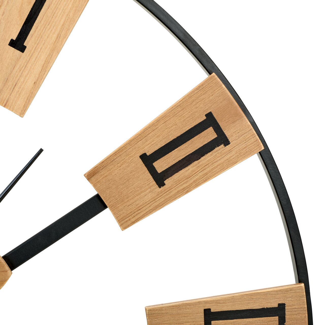 Nahaufnahme einer Wanduhr mit römischen Ziffern auf Holzplättchen und einem schwarzen Metallrahmen, seitliche Perspektive