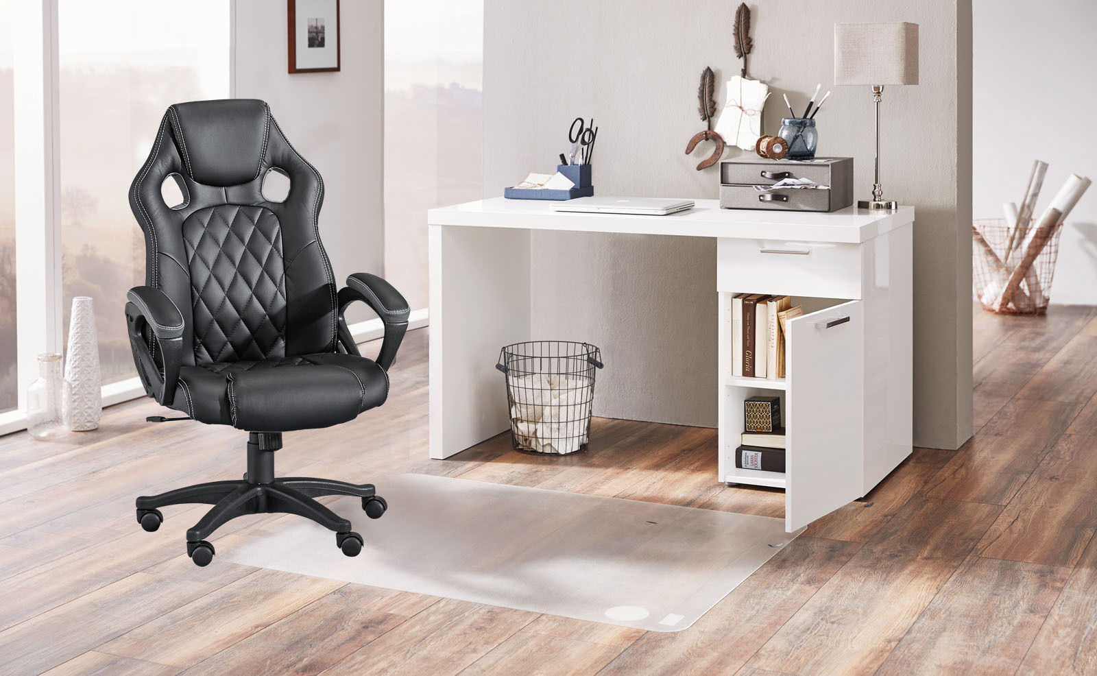 XORA Gaming Stuhl NIKKI Schwarzer Gaming-Stuhl mit ergonomischem Design und gepolsterter Sitzfläche, seitliche Perspektive, neben einem weißen Schreibtisch in einem modernen Raum.