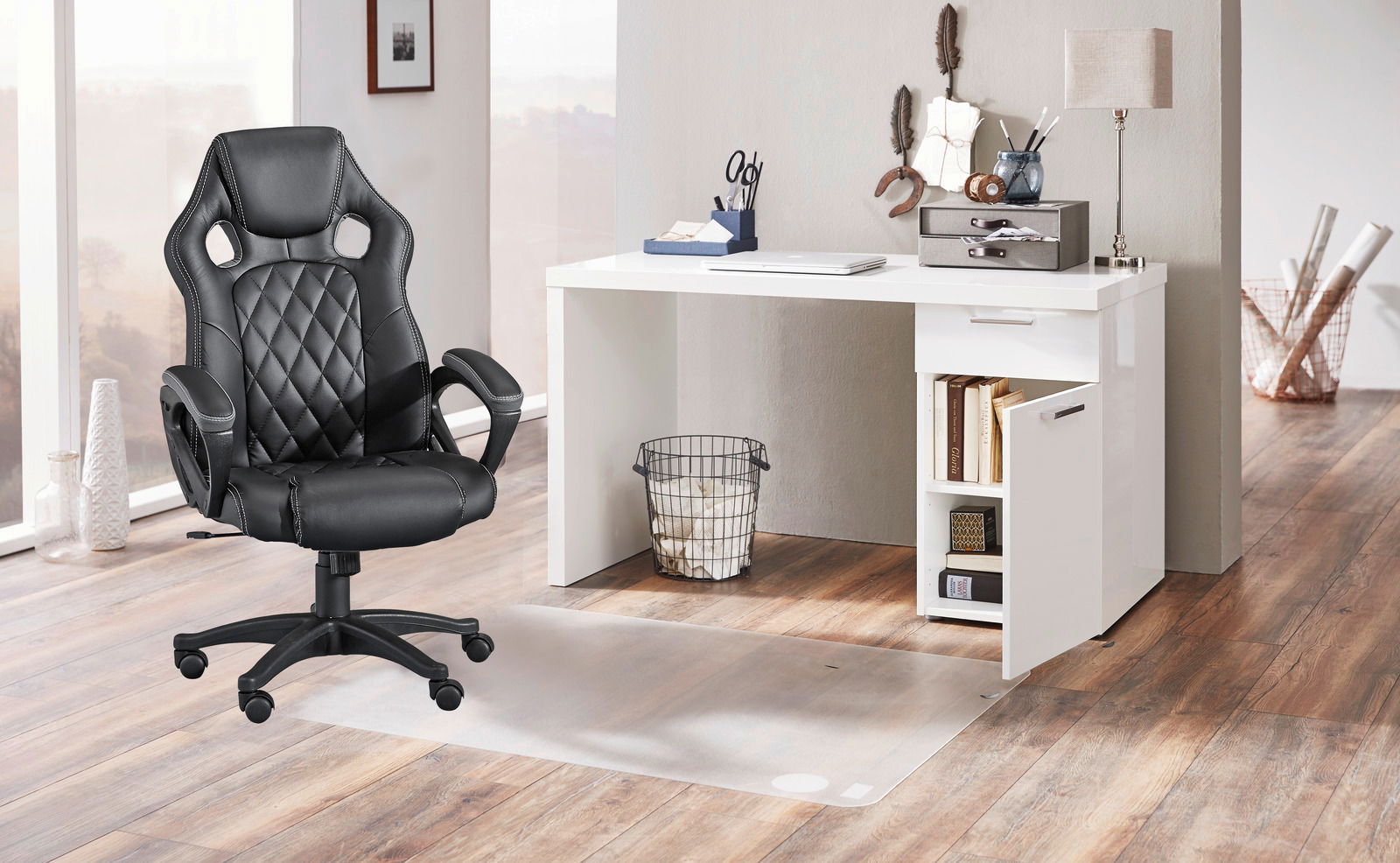 Schwarzer Gaming-Stuhl mit ergonomischem Design und gepolsterter Sitzfläche, seitliche Perspektive, neben einem weißen Schreibtisch in einem modernen Raum.