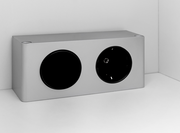 Silberne Steckdose mit zwei Anschlüssen, frontal in einer Ecke montiert