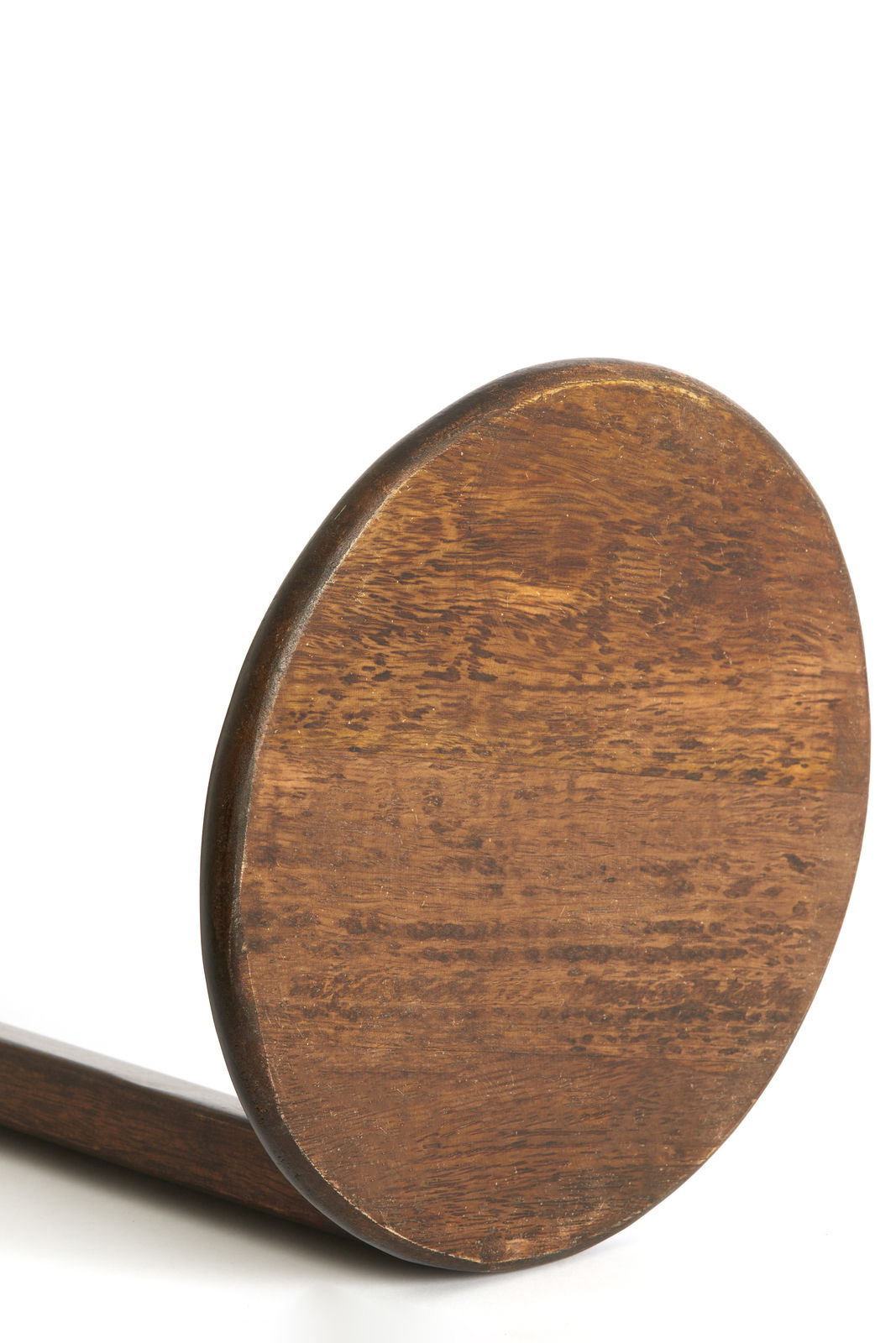 Light&Living Beistelltisch DELMINO Nahaufnahme eines runden, hölzernen Beistelltischs von der Seite.