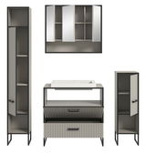 Moderne Badkombination mit Spiegelschrank, Waschbeckenunterschrank und zwei Hochschränken, frontal abgebildet.