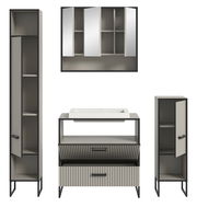 Moderne Badkombination mit Spiegelschrank, Waschbeckenunterschrank und zwei Hochschränken, frontal abgebildet.