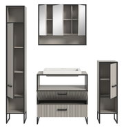 Moderne Badkombination mit Spiegelschrank, Waschbeckenunterschrank und zwei Hochschränken, frontal abgebildet.