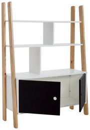 Modernes Bücherregal mit weißem Korpus, offenen Regalböden und schwarzen Türen, aus hellem Holz und aus der Frontalperspektive fotografiert.