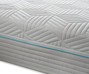 Nahaufnahme einer Gel-Kaltschaummatratze mit geometrischem Muster und blauer Ziernaht an der Seite.