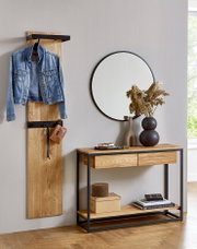 Frontalansicht eines modernen Flurs mit Wandgarderobe aus Holz und schwarzem Metallhaken, daneben Konsole aus Holz mit schwarzem Metallgestell, rundem Spiegel und dekorativen Vasen.