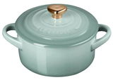 Mini-Cocotte 10cm in der Farbe Seasalt mit herzförmigem Knauf, seitliche Perspektive