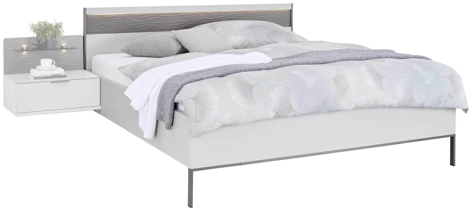 Modernes Bett mit grauem Kopfteil, integrierter Beleuchtung und schwebendem Nachttisch, seitliche Perspektive.